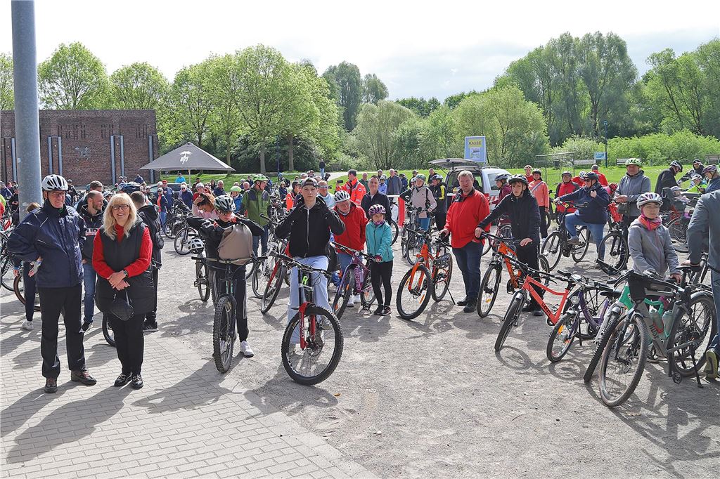 Mehr als 300 Menschen stehen mit ihren Fahrrädern beim Volksradfahren bereit.
