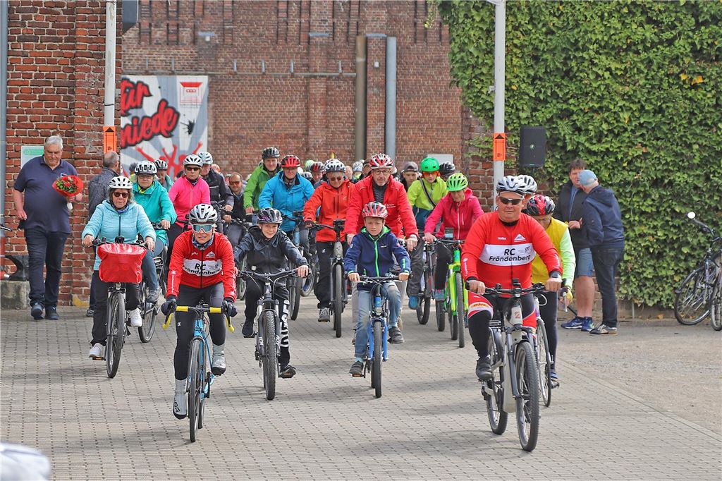Viele Menschen auf Fahrrädern, die am Start vom Volksradfahren losfahren.