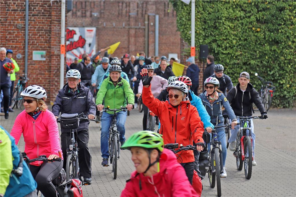 Mehrere Menschen auf Fahrrädern, die beim Volksradfahren an den Start gingen.