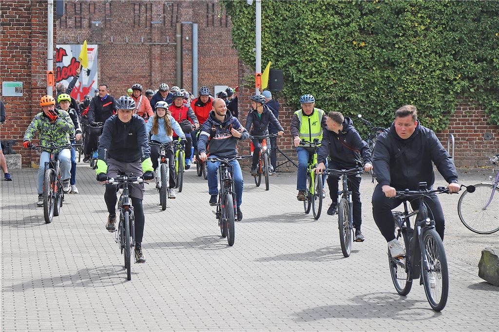 Mehrere Menschen auf Fahrrädern, die beim Volksradfahren an den Start gingen.