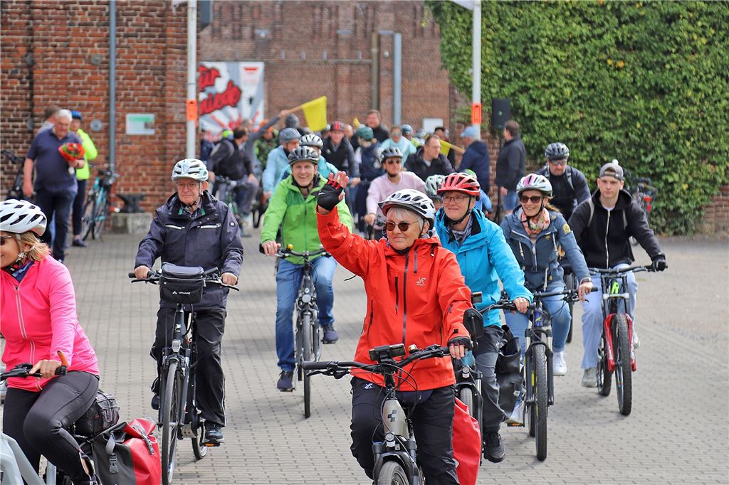 Mehrere Menschen auf Fahrrädern, die beim Volksradfahren an den Start gingen.