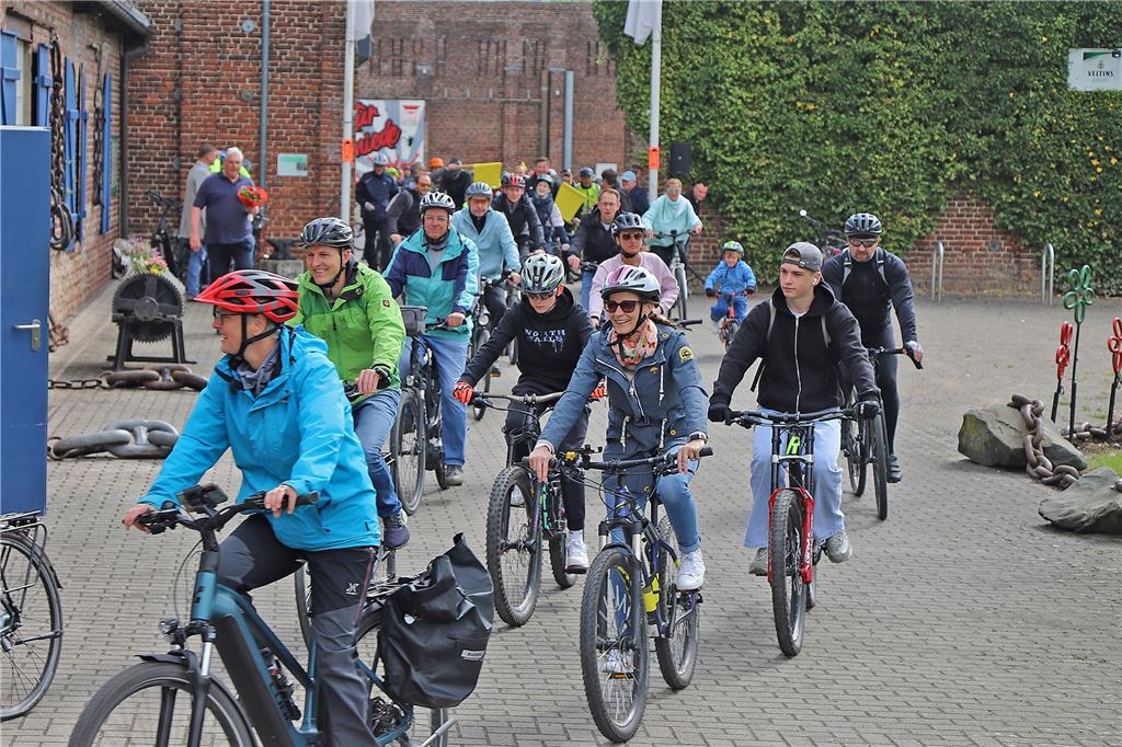 Mehrere Menschen auf Fahrrädern, die beim Volksradfahren an den Start gingen.