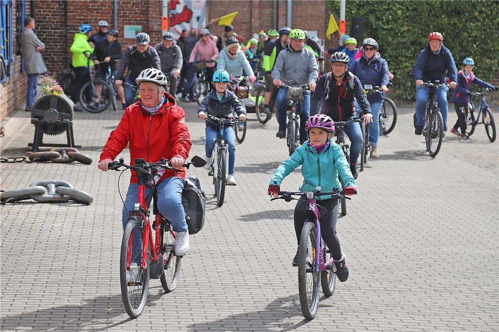 Mehrere Menschen auf Fahrrädern, die beim Volksradfahren an den Start gingen.