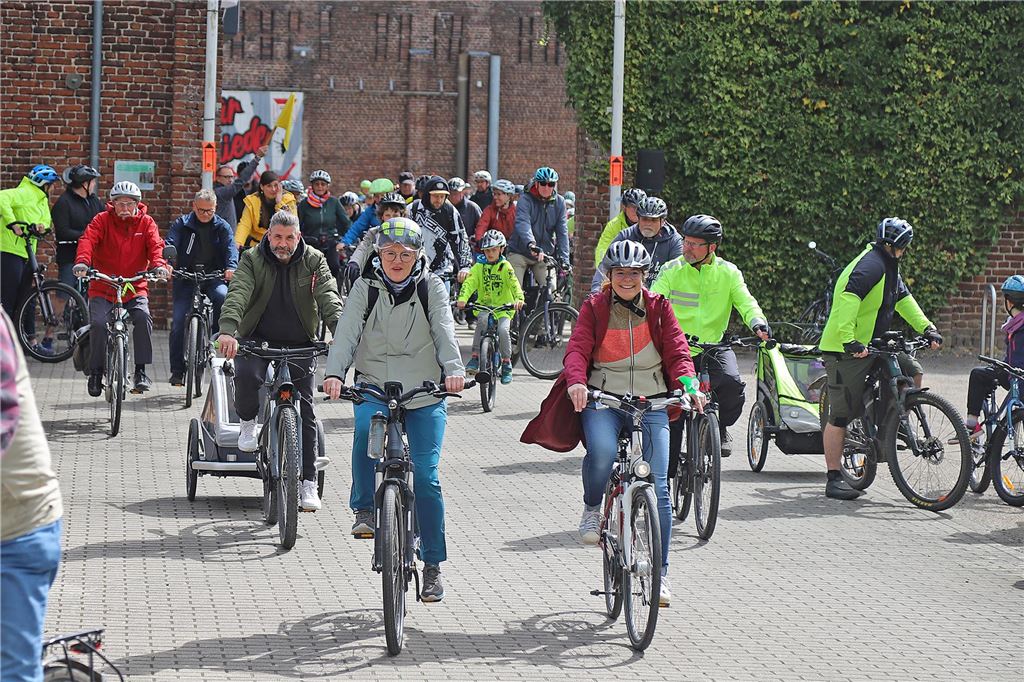 Mehrere Menschen auf Fahrrädern, die beim Volksradfahren an den Start gingen.