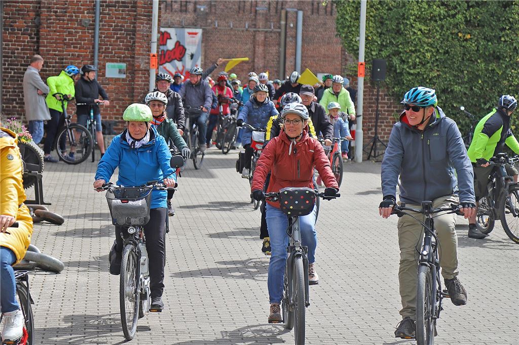 Mehrere Menschen auf Fahrrädern, die beim Volksradfahren an den Start gingen.