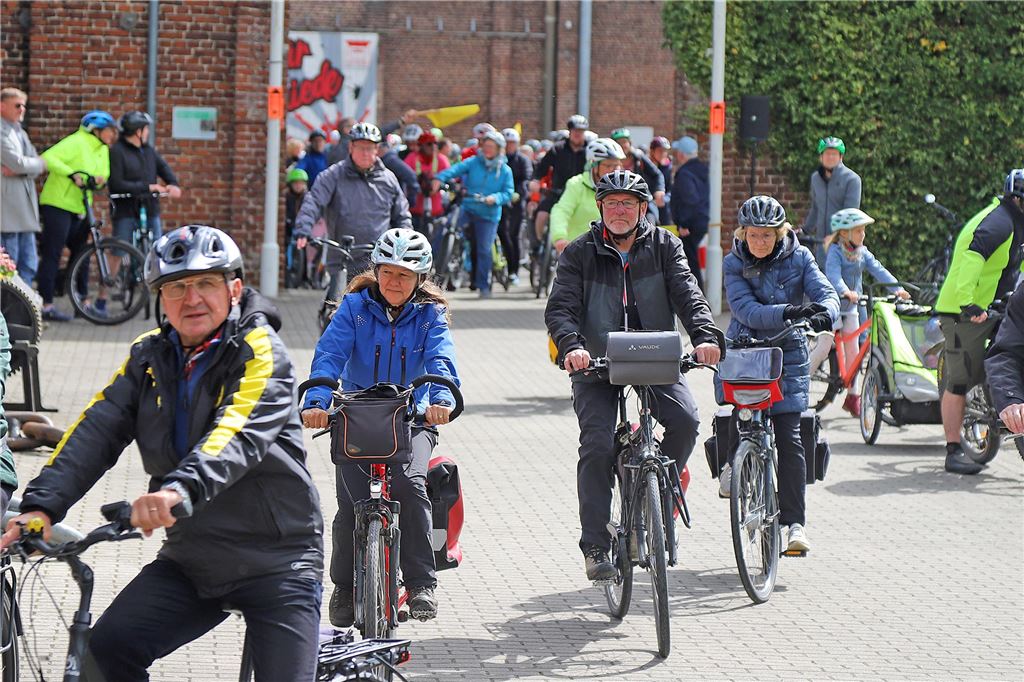 Mehrere Menschen auf Fahrrädern, die beim Volksradfahren an den Start gingen.