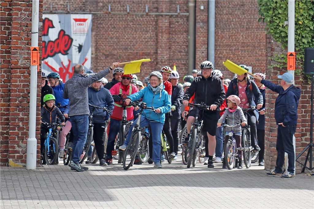 Mehrere Menschen auf Fahrrädern, die beim Volksradfahren an den Start gingen.