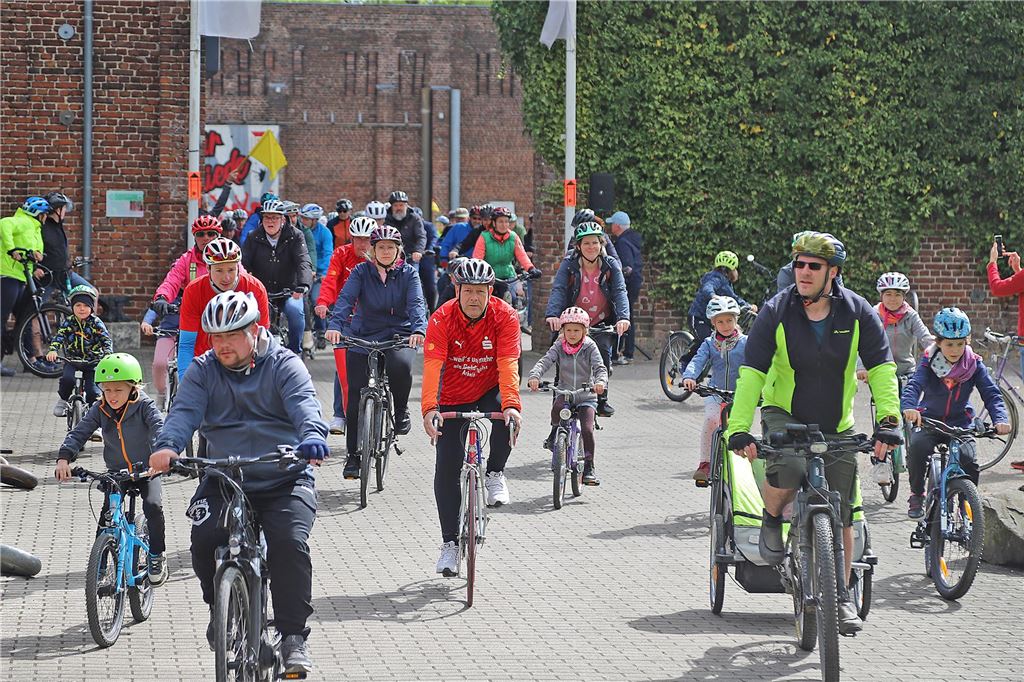 Mehrere Menschen auf Fahrrädern, die beim Volksradfahren an den Start gingen.