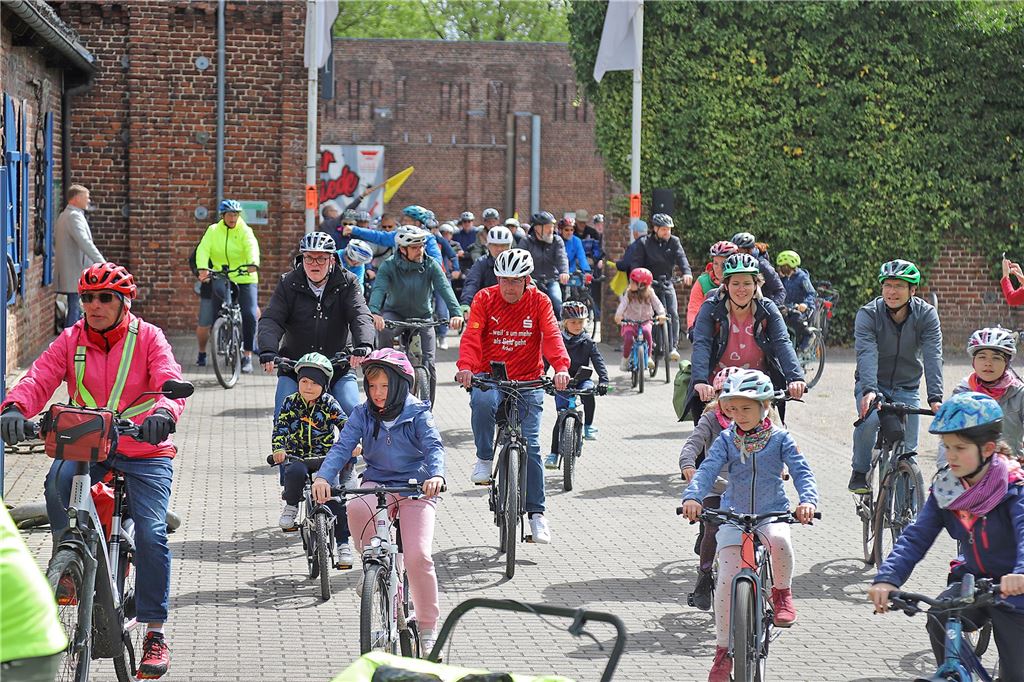 Mehrere Menschen auf Fahrrädern, die beim Volksradfahren an den Start gingen.