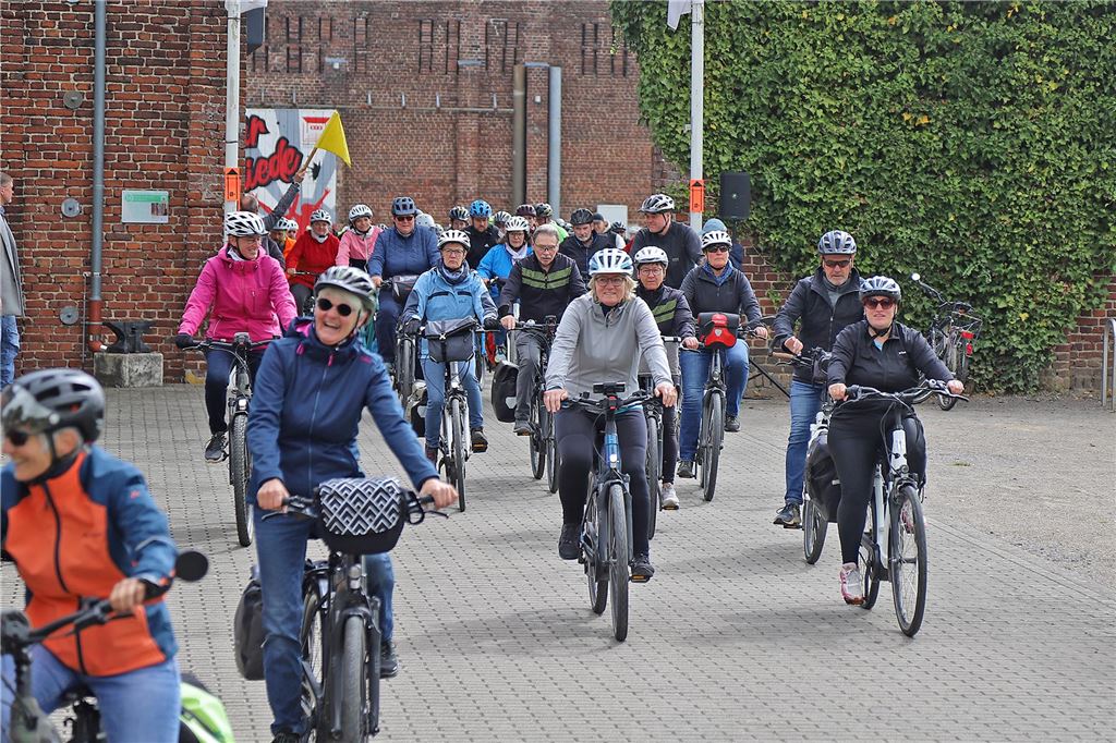 Mehrere Menschen auf Fahrrädern, die beim Volksradfahren an den Start gingen.