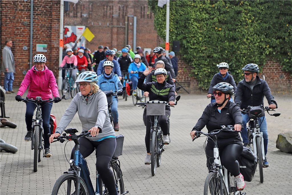 Mehrere Menschen auf Fahrrädern, die beim Volksradfahren an den Start gingen.