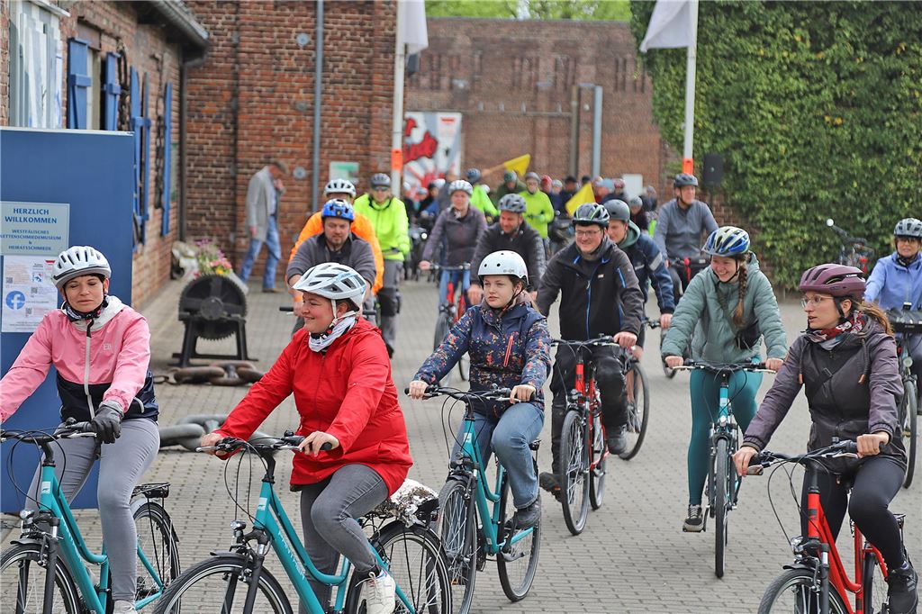 Mehrere Menschen auf Fahrrädern, die beim Volksradfahren an den Start gingen.