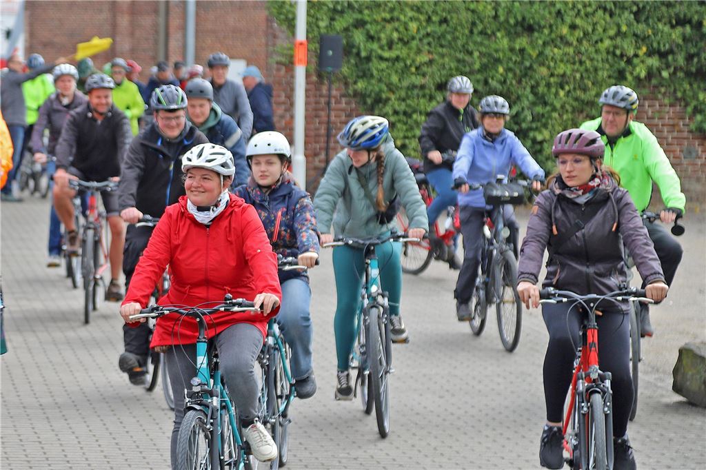 Mehrere Menschen auf Fahrrädern, die beim Volksradfahren an den Start gingen.