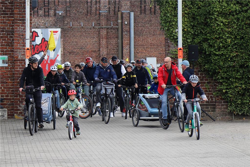 Mehrere Menschen auf Fahrrädern, die beim Volksradfahren an den Start gingen.