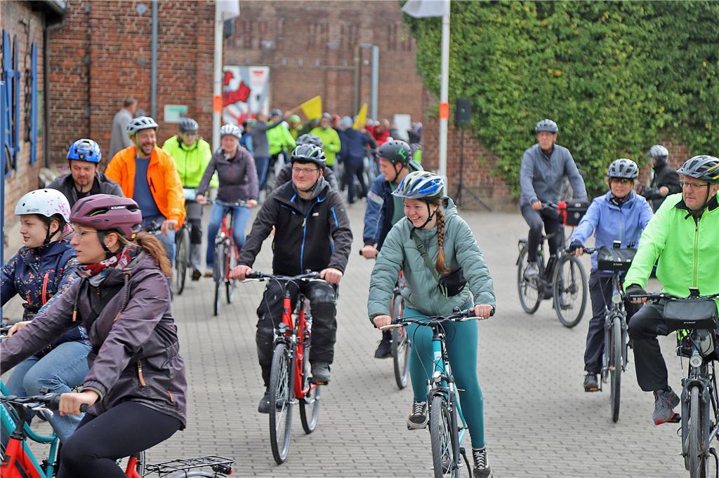 Mehrere Menschen auf Fahrrädern, die beim Volksradfahren an den Start gingen.