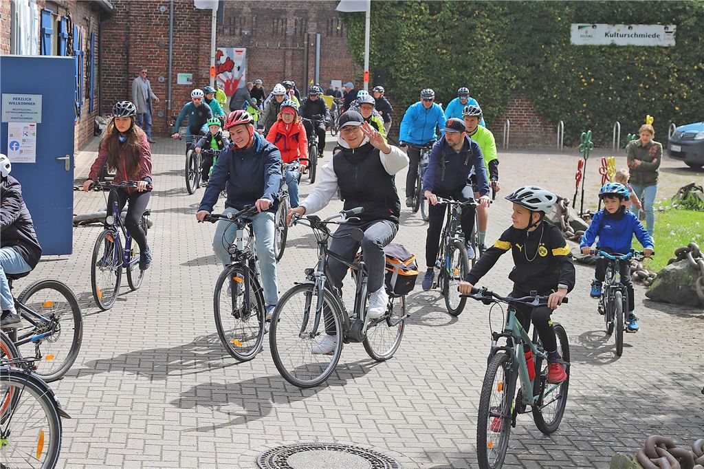 Mehrere Menschen auf Fahrrädern, die beim Volksradfahren an den Start gingen.