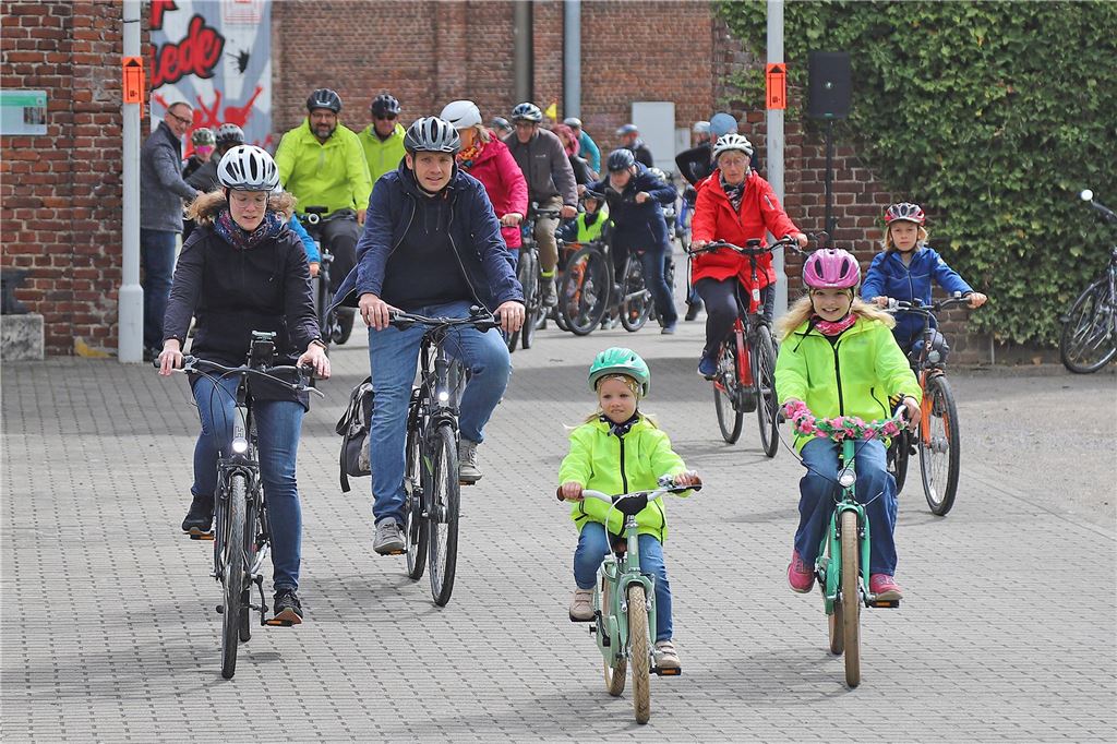 Mehrere Menschen auf Fahrrädern, die beim Volksradfahren an den Start gingen.