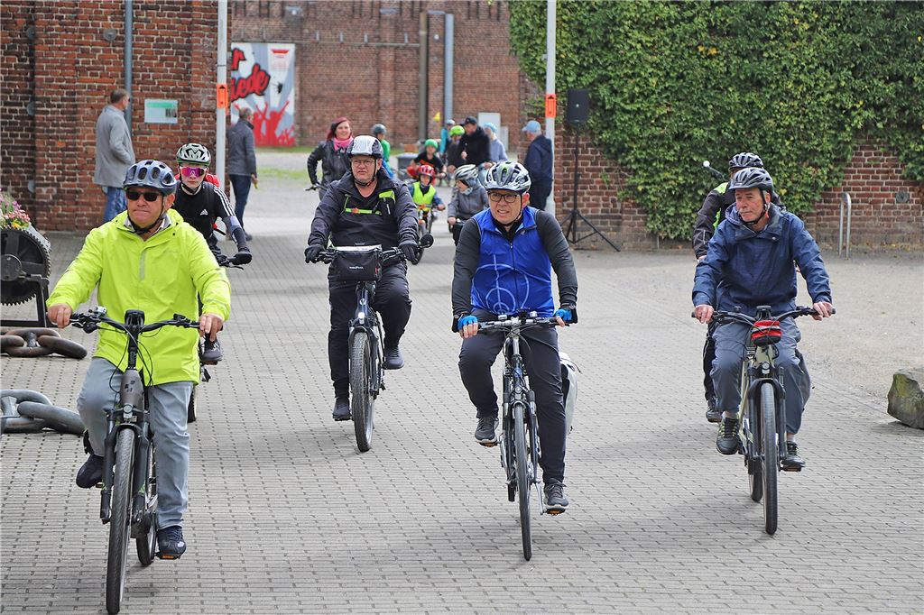 Mehrere Menschen auf Fahrrädern, die beim Volksradfahren an den Start gingen.