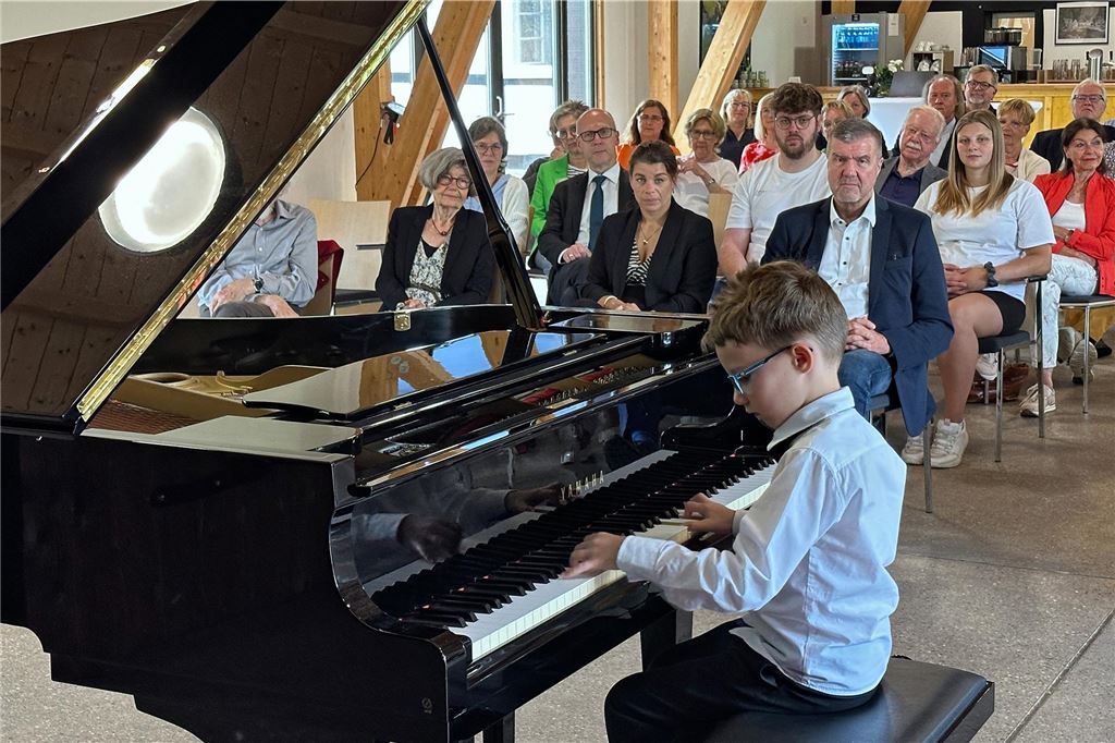 Neujahrskonzert: Preisgekrönte Jungmusiker spielen im Emschersaal Marcel Chernomor spielt bei der Verleihung des Bürgerpreises auf einem Flügel.