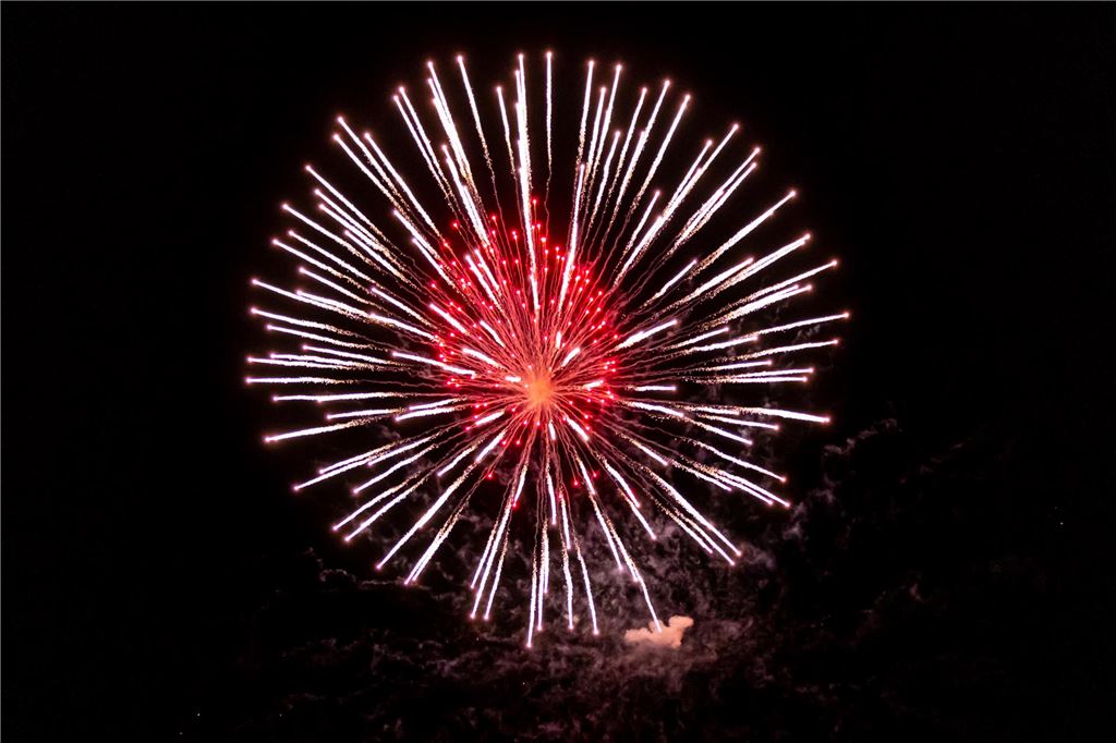 Explosive Gemengelage: Parteien bei Böllerverbot weit auseinander Feuerwerk am Himmel