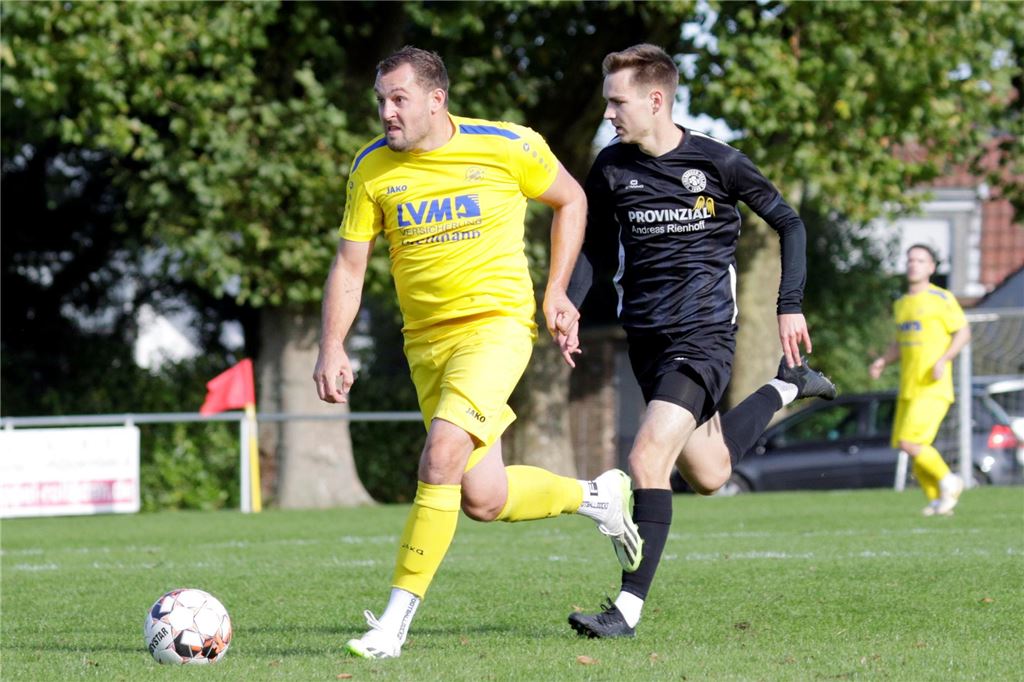 SSV Mühlhausen will die Trendwende gegen den SV Herbern Jan Hoenhorst im Laufduell mit einem Spieler des SSV Mühlhausen