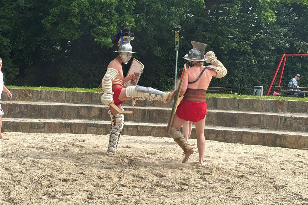 Zwei Gladiatoren kämpfen gegeneinander. 