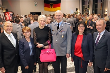 Beim Neujahrsempfang des Versorgungsbataillons 7 in der Glückauf-Kaserne Unna kamen Politiker und Soldaten miteinander ins Gespräch (v.l.): Bergkamens Bürgermeister Roland Schäfer, stellv. Landrätin Elke Middendorf, Landtagsabgeordnete Susanne Schneider, Kommandeur André Rosarius, Kamens Bürgermeisterin Elke Kappen und Unnas Bürgermeister Werner Kolter.