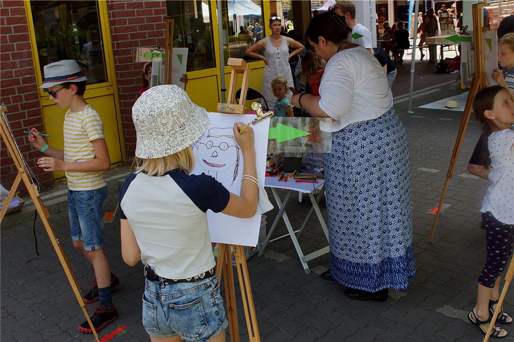 Viele Feiern und Feste locken 2025 in die Stadtmitte Ein Mädchen malt an einer Staffelei.