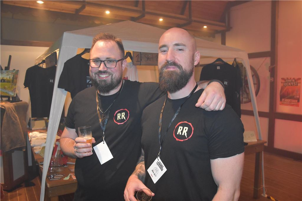 Ruhrtal Rockfest feiert Geburtstag mit fünf Top-Bands Zwei Männer Arm in Arm beim Ruhrtal Rockfest.
