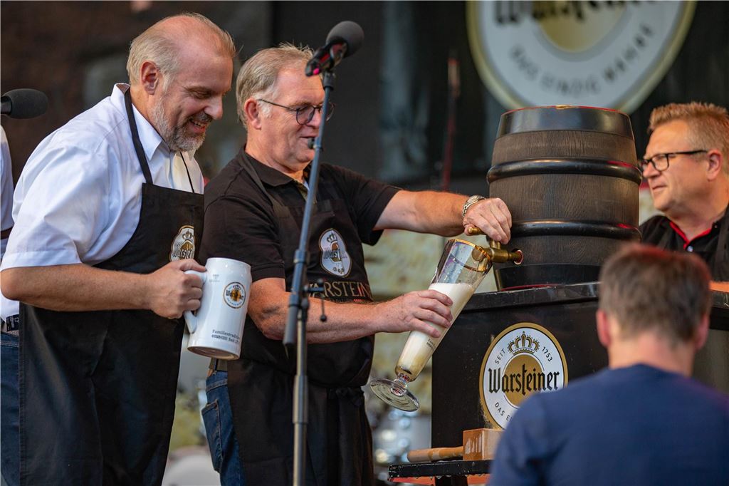 Bürgermeister Dirk Wigant (56) wird bei der Wahl 2025 erneut kandidieren Stadtfest 2022 in Unna: Mit zwei Schlägen stach Bürgermeister Dirk Wigant das Bierfass an.