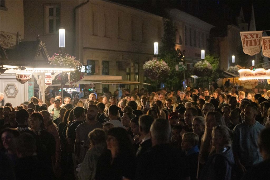 Videoaufnahmen sollen maximal 72 Stunden gespeichert werden Beim Stadtfest in Unna stehen zahlreiche Menschen abends in der Innenstadt