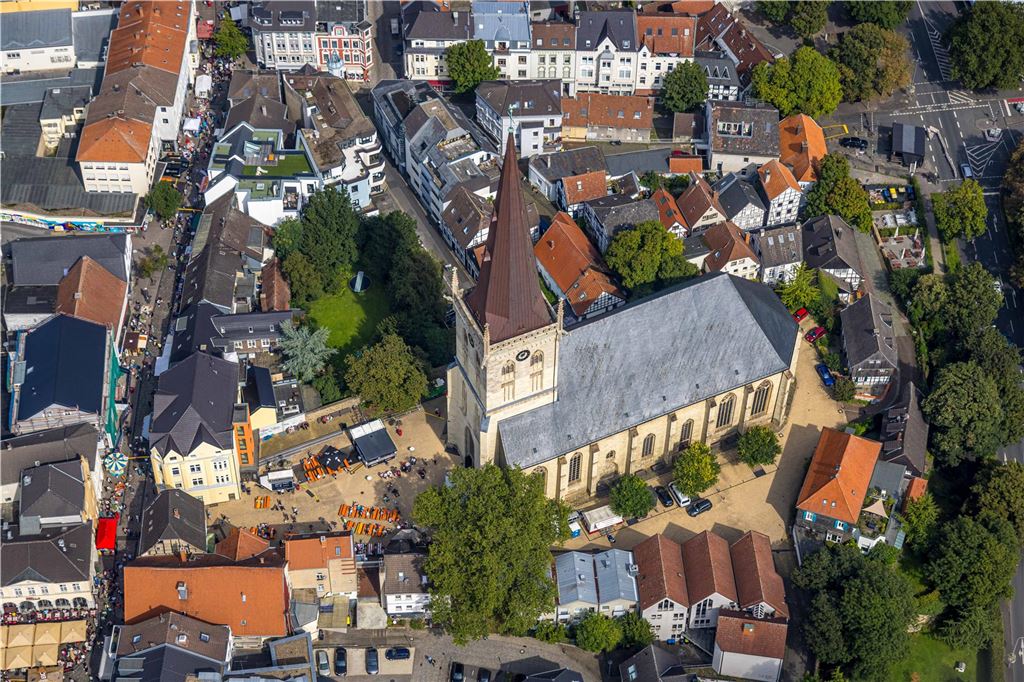 Beim Stadtfest Unna 2023 war auf dem Kirchplatz der Evangelischen Stadtkirche viel los. Unten links deutet sich der Marktplatz an, die Bahnhofstraße verläuft bis zum Bahnhof.