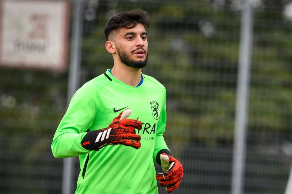 Torwart vom BV Lünen sieht im Topspiel nach 19 Minuten Rot Yasin Cakir läuft zum Tor.