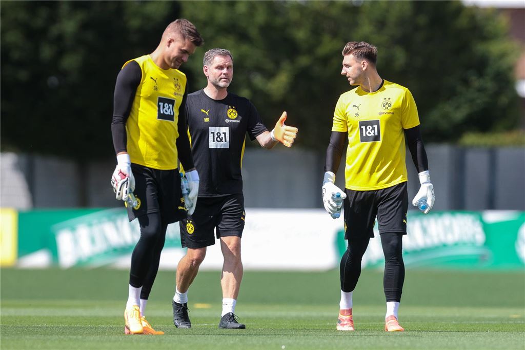 Kobel als Nummer 1: So plant der BVB auf der Torhüter-Position Torwart Alexander Meyer, Torwart-Trainer Matthias Kleinsteiber und Torwart Marcel Lotka beim Training von Borussia Dortmund.