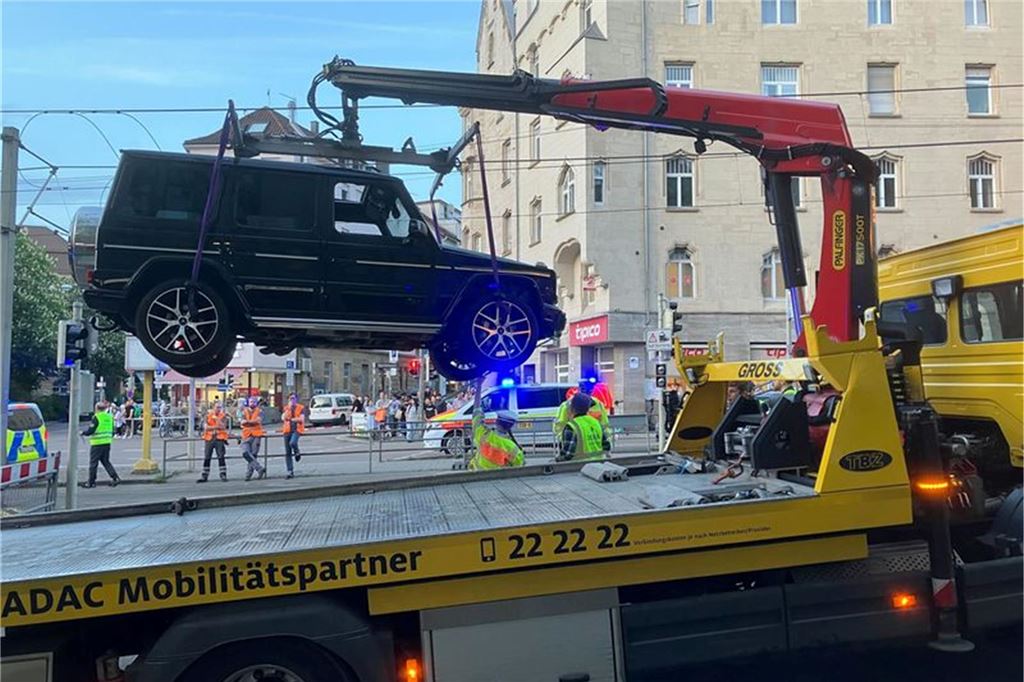 Auto fährt in Menschenmenge in Stuttgart: Mehrere Verletzte - Fahrer festgenommen Ein Geländewagen wird auf einen Abschleppwagen gehoben. In der Stuttgarter Innenstadt ist nach Polizeiangaben ein Auto in eine Personengruppe gefahren.