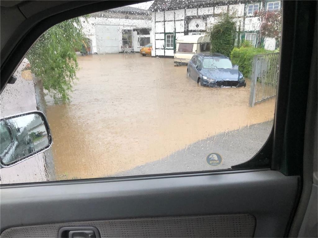 Auto unter Wasser in Dellwig