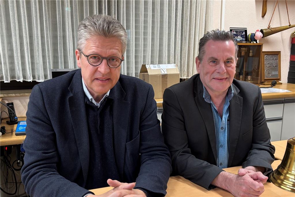Angst vor AfD-Wahlsieg: Beliebte Veranstaltung unsicher Bürgermeister Bernd Schäfer und Rainer Bartkowiak, Ortsvorsteher von Overberge, sitzen im Feuerwehrgerätehaus in Overberge an einem Tisch.