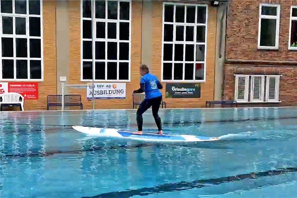Eine Frau steht auf einem Wakeboard im Becken des Freibades Bornekamp in Unna.