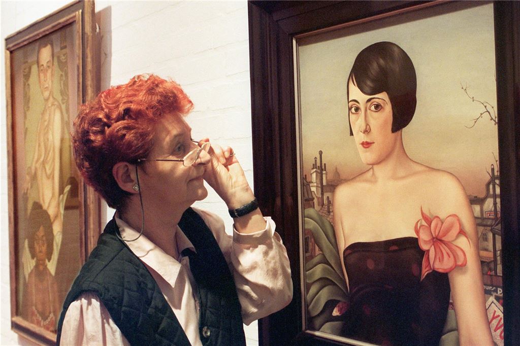 Kulturprogramm für alle: Klassiker Klapheck und Kunst für Kinder Eine Besucherin betrachtet am Freitag (13.02.98) das 1929 gemalte Portrait "Maika" des Malers Christian Schad (1894-1982), das Teil einer Ausstellung über das Lebenswerk des Künstlers in der Kunsthalle Emden ist.