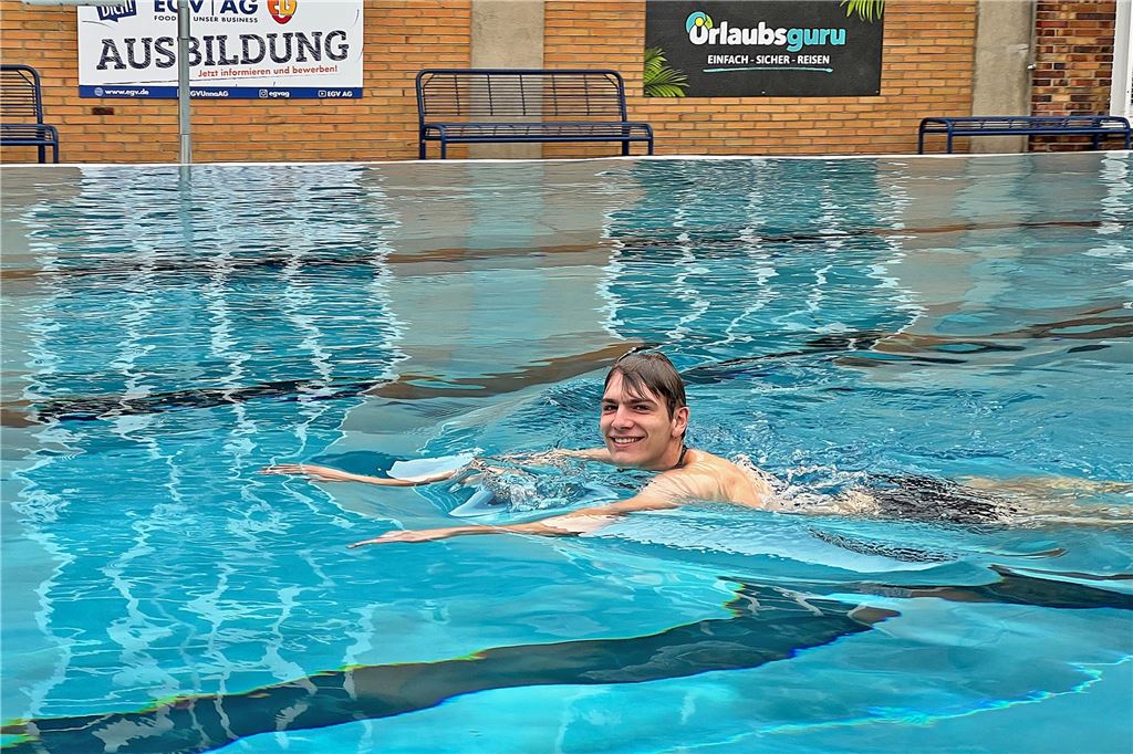 Ben Funke von der DLRG Massen schwimmt im Becken des Freibads Bornekamp in Unna.