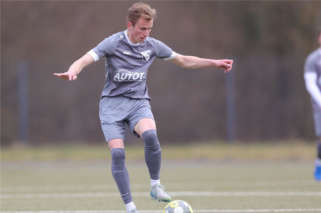 Ben Knappmann spielt den Ball. 