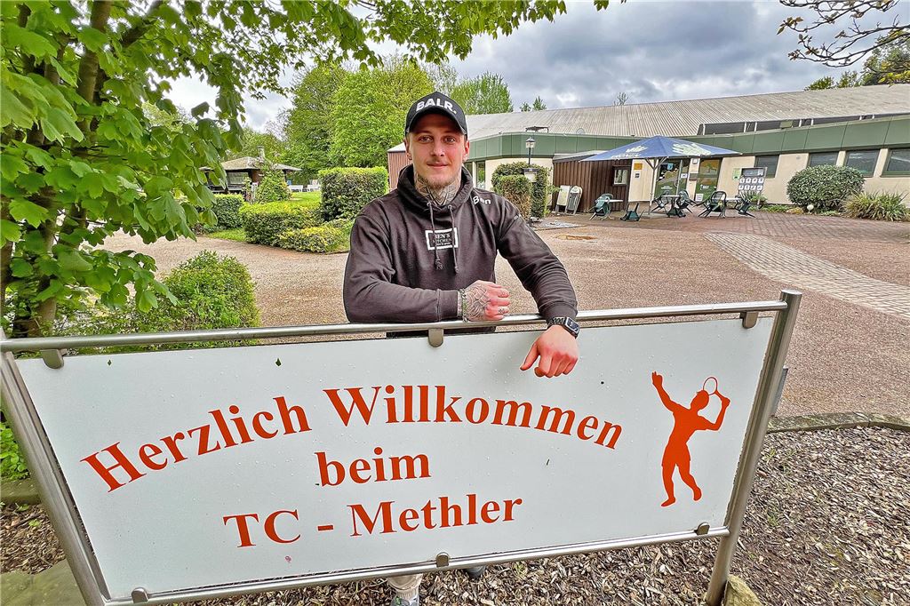 Jahresrückblick 2024: Das Jahr der Überraschungen in der Gastronomie Ben Kube vor dem Vereinsheim des TC Methler.