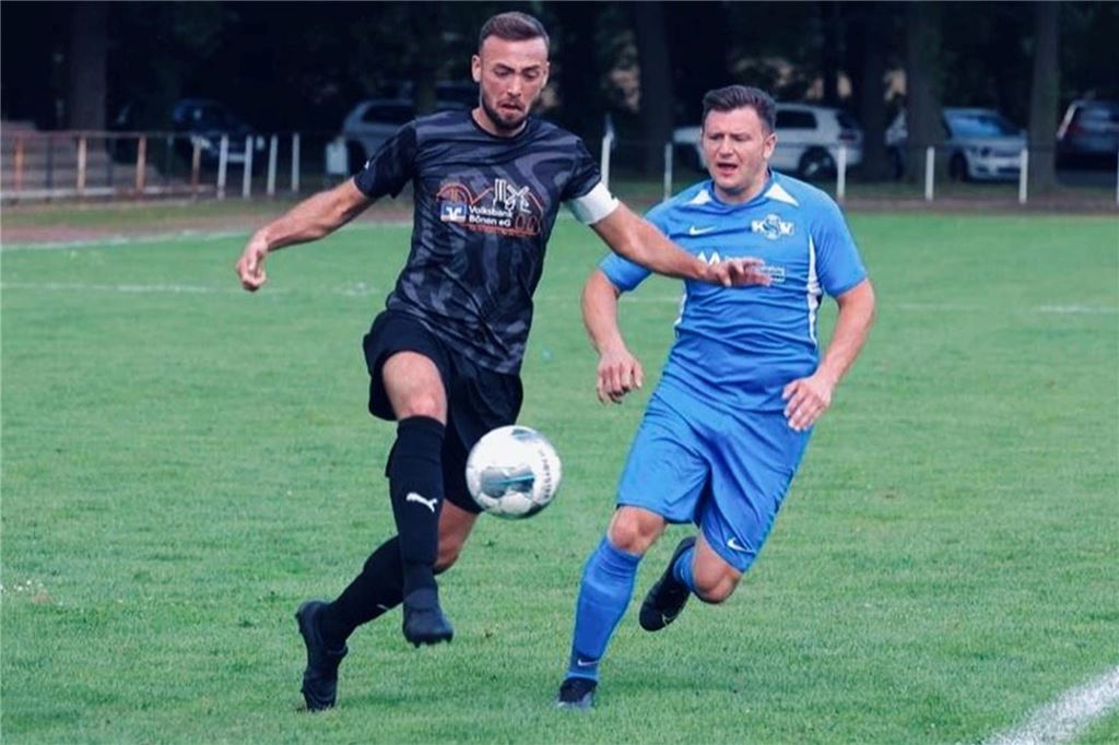 Neuzugang von Eintracht Werne spricht über seine Wechsel-Gründe Berat Özgüc im Zweikampf mit einem Gegenspieler.