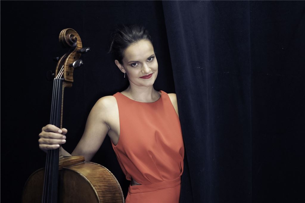 Diese Anarchie muss man live erleben! Ein Konzertgenuss mit einer Ausnahme-Cellistin Bereits als Vierjährige hat Raphaela Gromes mit dem Cellospiel begonnen und konnte im Alter von sieben Jahren mit ihren Eltern, beide Cellisten, erste Bühnenerfahrung sammeln.