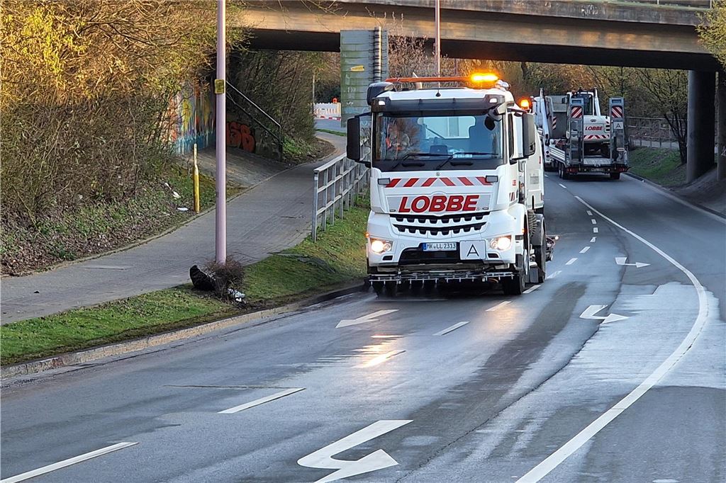 Hochstraße nach Brand lange gesperrt: Wurde die Fahrbahn beschädigt? Die Hochstraße in Unna wird nach einem Brand gereinigt.