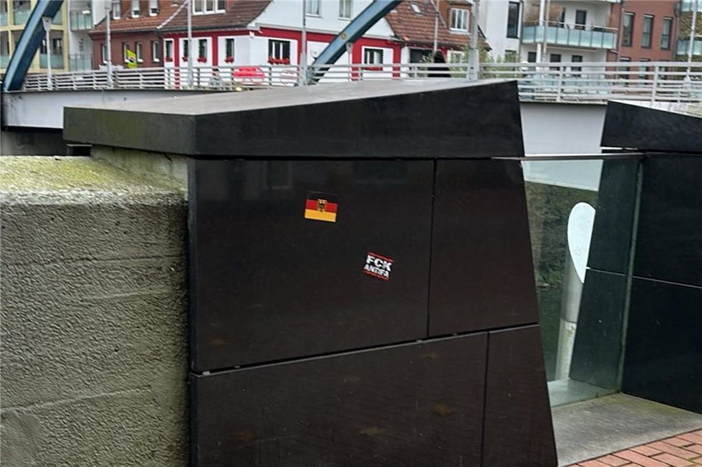 Holocaust-Mahnmal beschmiert: Staatsschutz wird eingeschaltet Bereits im November 2024 wurde das Mahnmal mit rechten Stickern beklebt.