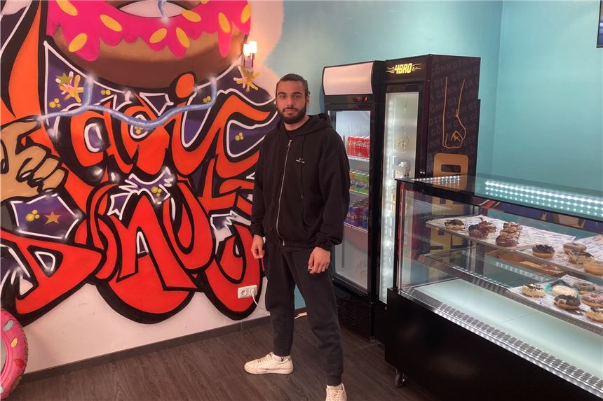 Arbeiten am großen Feiertag: Für viele Lüner Muslime ganz normal Berkan Nacar steht auch während des Zuckerfest hinter der Verkaufstheke von Magic Donuts in der Lange Straße in Lünen.