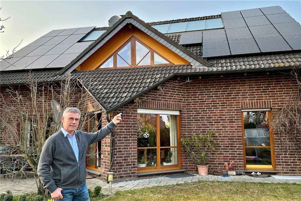 Solaranlagen-Bilanz: Kreis Unna schwächelt bei Photovoltaik-Großprojekten Bernd Molitor, Vorsitzender des Bürgerenergievereins Renergie Ruhr-Hellweg, steht vor seinem Haus in Fröndenberg.