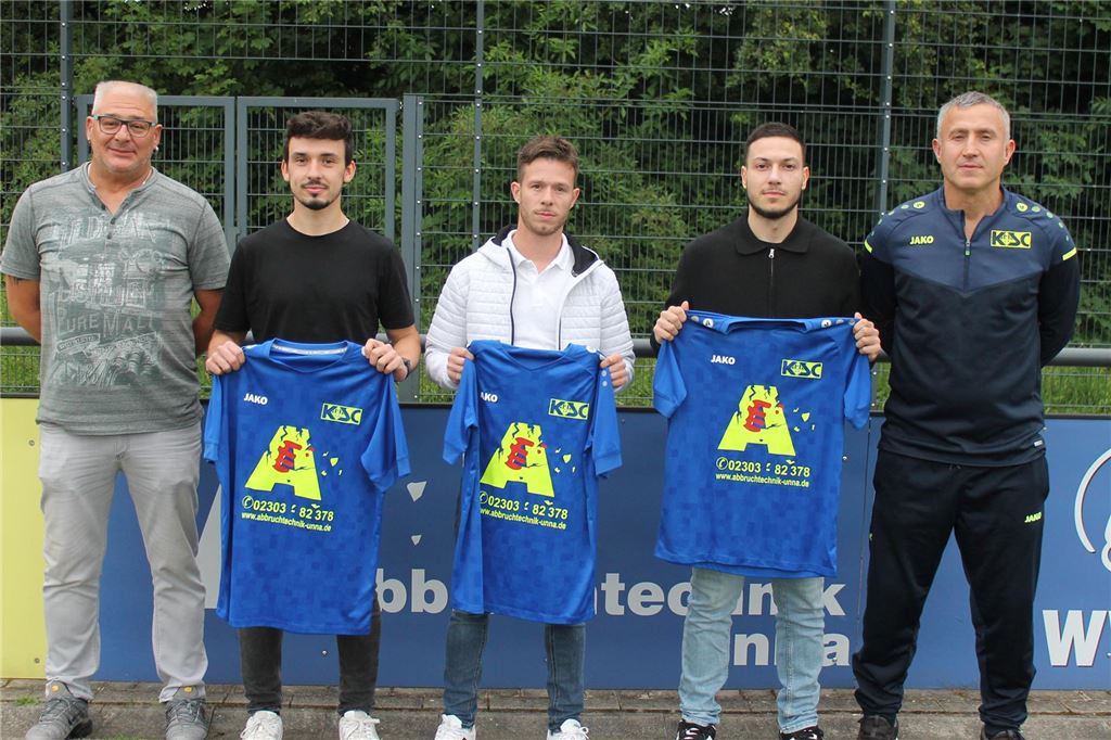 Kamener SC präsentiert drei Neuzugänge: „Alle werden uns weiterhelfen“ Bernd Schimanski (l.) und Ahmet Kahya (r.) begrüßen die Neuzugänge Markus Sobala, Franco Jans und Serhad Gün (von links).