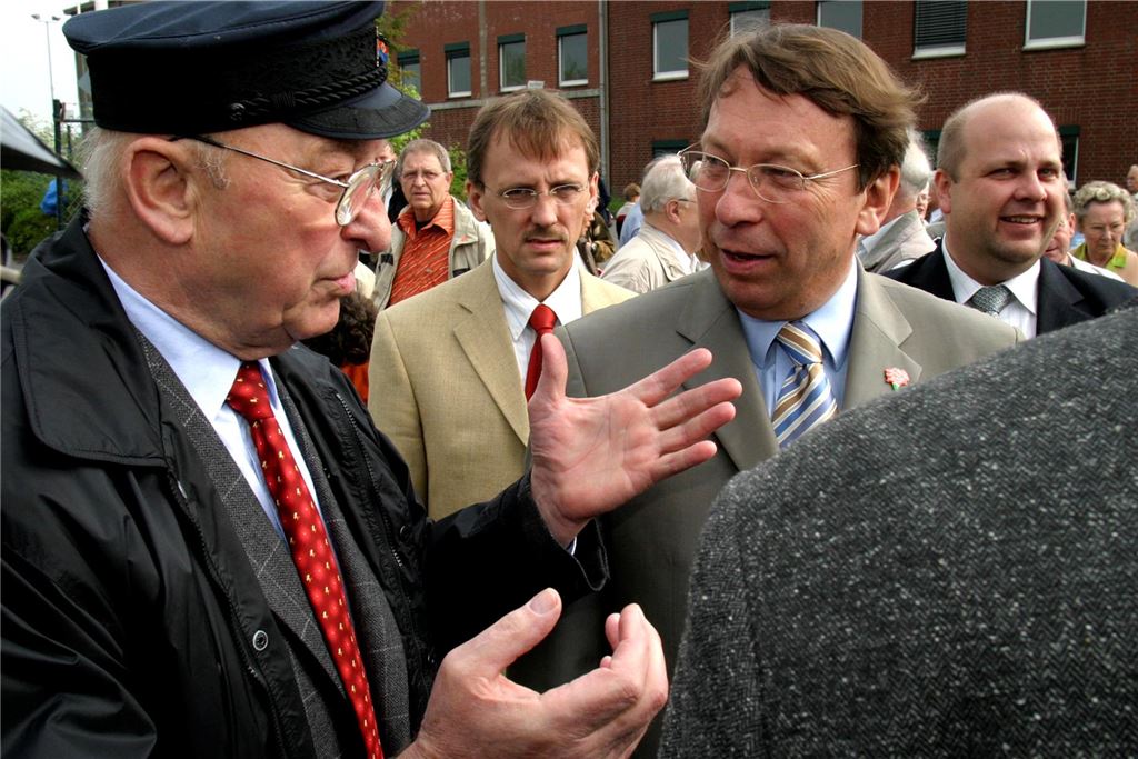 Standing Ovation für Hermann Lange: Seit 73 Jahren am 1. Mai aktiv Bernhard Grüner (links) im Gespräch mit einem Funktionär.